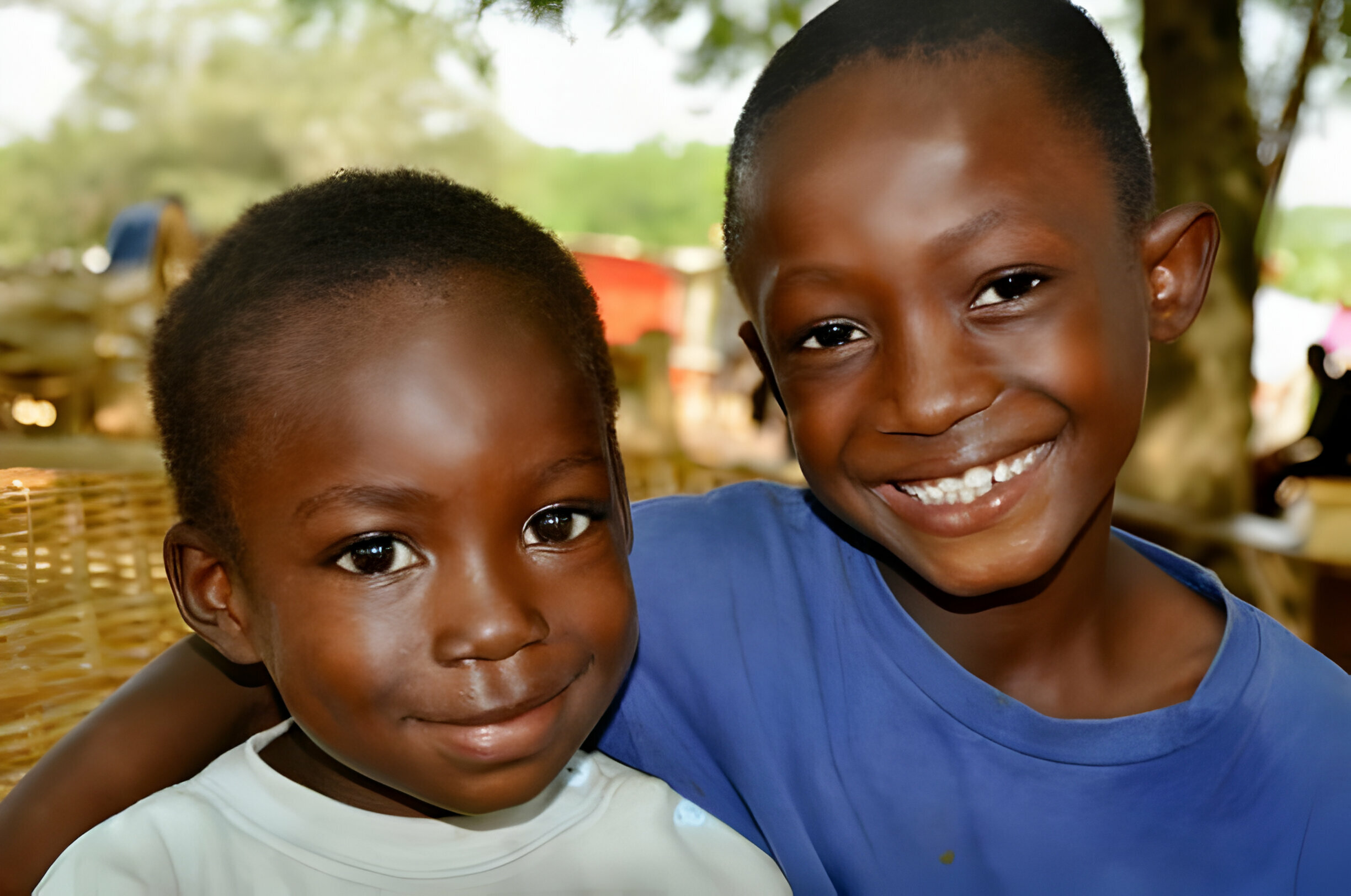 two boys smiling. NGO - Mecomhedi